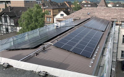 Bild vergrern: zu sehen sind Solarmodule auf einem Gebudedach