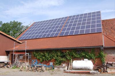 Bild vergrern: zu sehen sind Solarkollektoren auf einem Scheunendach