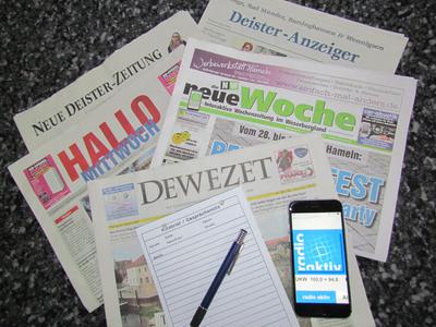 Bild vergrößern: Zu sehen sind die Printausgaben der lokalen Zeitungen sowie ein Handy mit dem Logo von radioaltiv und ein Block mit Stift.