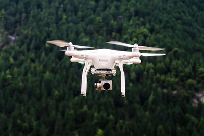 Bild vergrößern: Drohnenflug