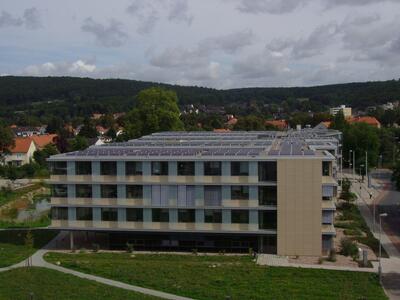 Luftbild der Solarmodule auf Hamelner Kreishaus 